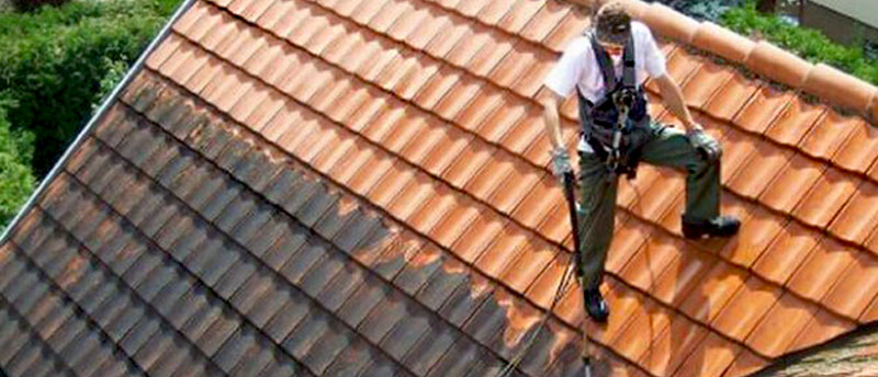Nettoyage et démoussage toiture - MS TOITURE 83 couvreur le dans le Var (83) : nettoyage toit et protection anti-mousse. Revêtement peinture hydrofuge colorée sur couverture.